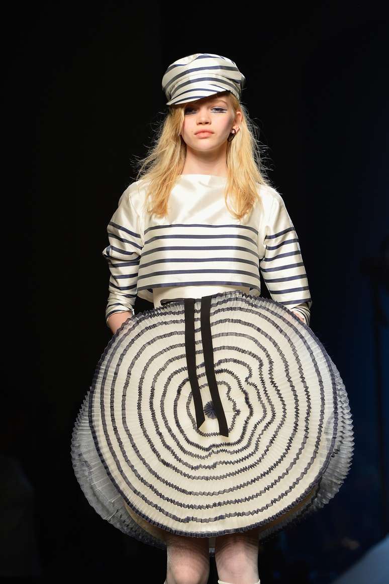 Jean Paul Gautier reeditou suas clássicas listras de marinheiro como origamis: moda para sonhar