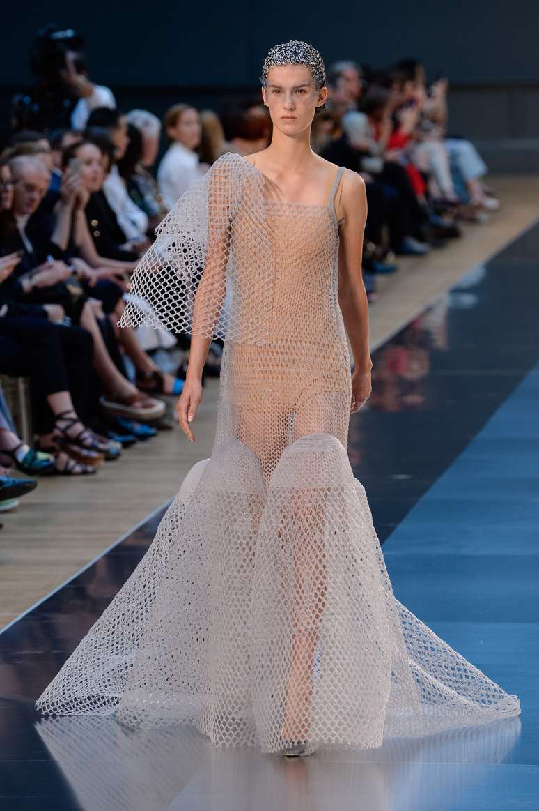 Até que esse look criado por John Galliano para a Maison Margiela, com tramas transparentes está comportado...