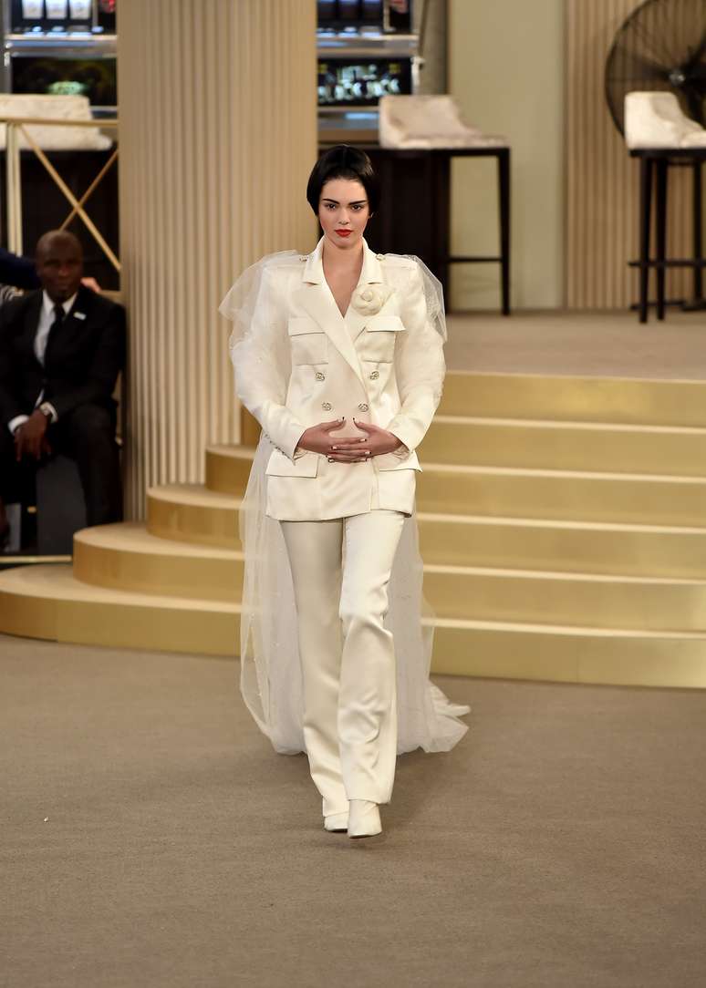 Na Chanel, Kendall Jenner desfilou como noiva de calça comprida e blazer com abotoamento duplo