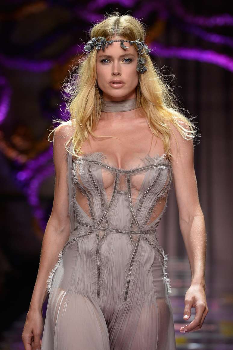 Versace aposta em versões sensuais do corsete, como nesse modelo desfilado por Doutzen Kroes 