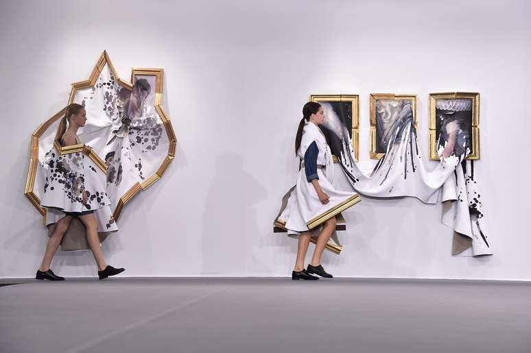 Desfile da dupla holandesa Viktor &amp; Rolf, com vestidos que se transformavam em quadro