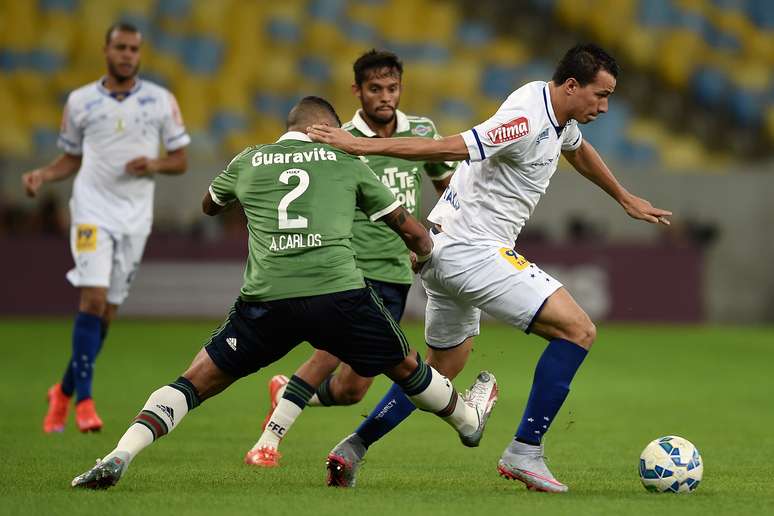 Leandro Damião tentou, mas não fez Cruzeiro somar pontos no Rio de Janeiro