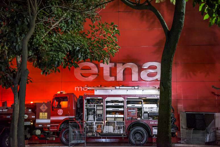 Incêndio atinge a loja de móveis Etna, na Marginal do Tietê, sentido Ayrton Senna, após a ponte do Tatuapé, Zona Leste de São Paulo (SP), na madrugada desta sexta-feira (10). 