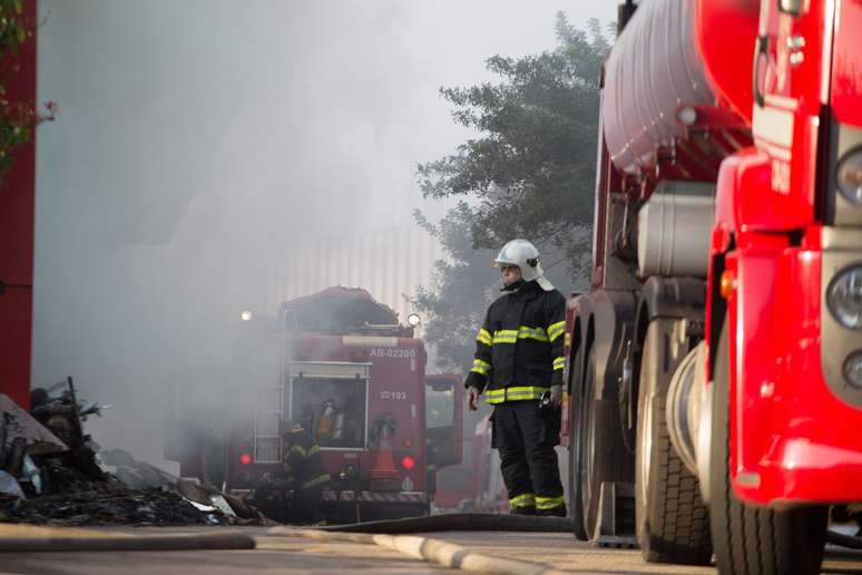Equipes do Corpo de Bombeiros continuam, na manh&atilde; desta sexta-feira (10) o trabalho de rescaldo na loja Etna, que foi atingida por um inc&ecirc;ndio de grandes propor&ccedil;&otilde;es na noite de desta quinta-feira (9).