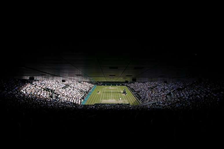 Vis&atilde;o distante da quadra onde Federer e Murray fizeram a semifinal