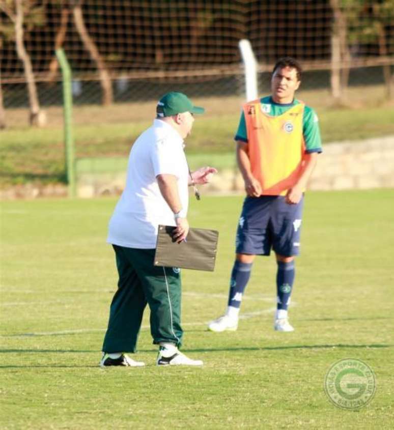 Julinho Camargo orienta zagueiro Alex Alves