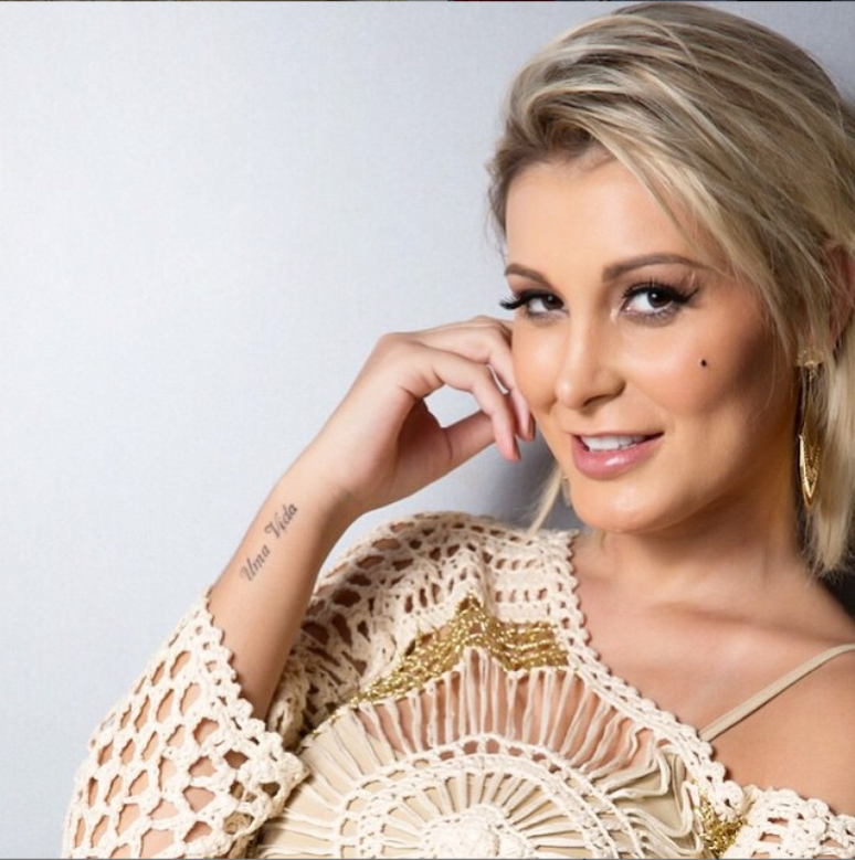 Andressa Urach estreia como repórter em programa da Record neste domingo (9)