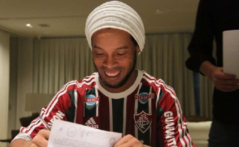 Ronaldinho assinou contrato com o Fluminense