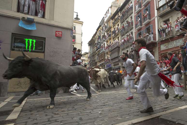 Pessoas correm de touros durante festivais na Espanha