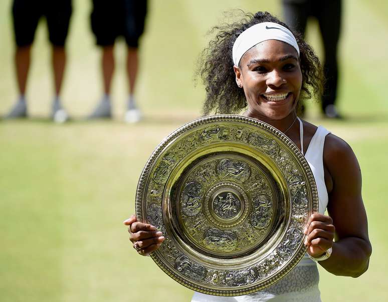 Serena Williams exibe troféu de Wimbledon