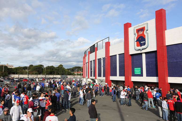 Torcedores fizeram fila antes do jogo, na Vila Capanema