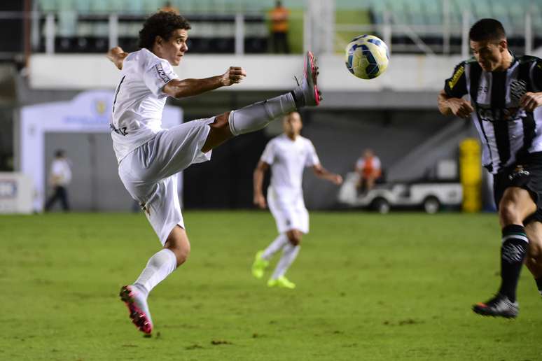 Victor Ferraz voltou a jogar na lateral direita e deu assistência contra o Figueirense