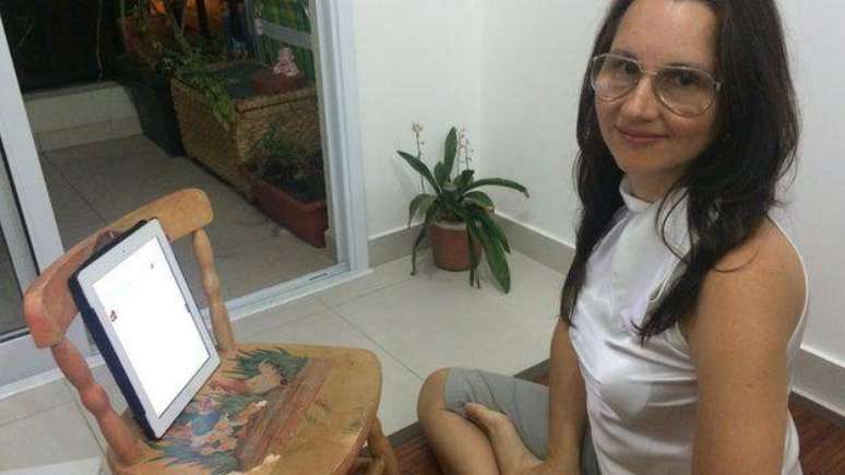 Maritza Rebou&ccedil;as d&aacute; aulas de t&eacute;cnicas de respira&ccedil;&atilde;o por meio da c&acirc;mera do tablet