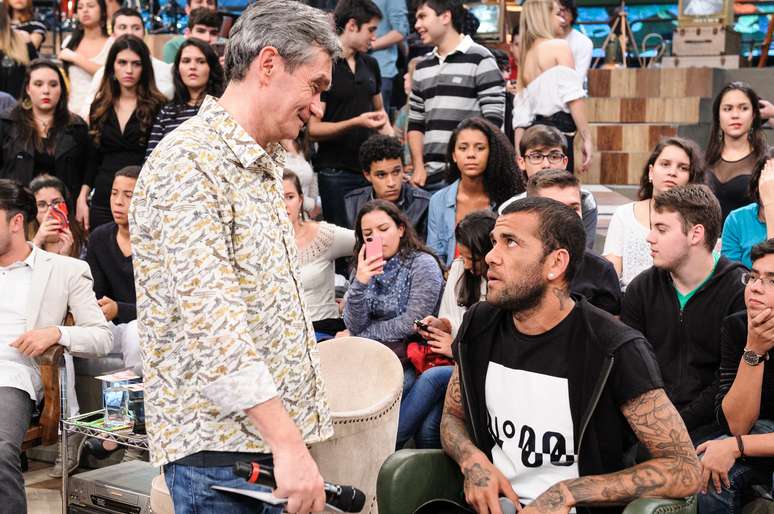 Daniel Alves participou do programa Altas Horas, da TV Globo, e criticou a CBF