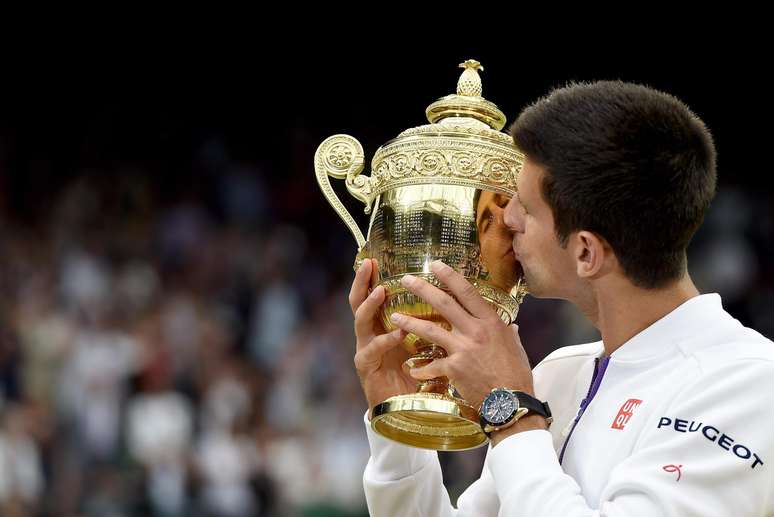 Djokovic beija o troféu de Wimbledon após conquistar o tricampeonato