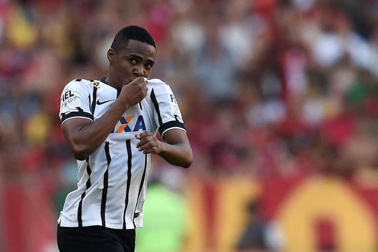 Elias foi um dos destaques da vit&oacute;ria corintiana neste domingo