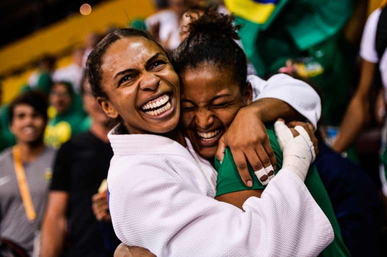 Após o ouro, Érika abraçou forte Raquel Silva, a quem apelida de Chiquitita e que a ajudou demais como sparring para o Pan