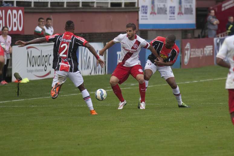 Rafael Moura recebeu a chance de sair jogando no comando do ataque colorado