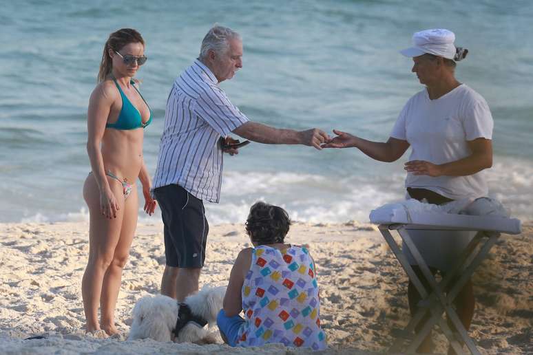 Rita Guedes exibe corpo sarado na Barra do Tijuca, Rio de Janeiro, neste domingo (12)