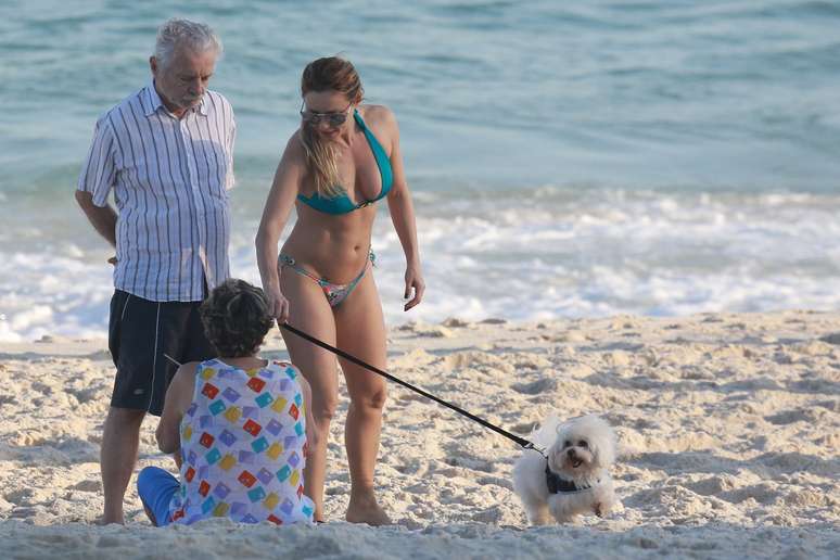 Rita Guedes e seu cãozinho, Miguelito, na Barra do Tijuca, Rio de Janeiro, neste domingo (12)