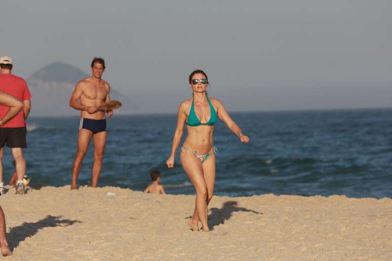 Rita Guedes caminha na praia e é observada na Barra do Tijuca, Rio de Janeiro, neste domingo (12)