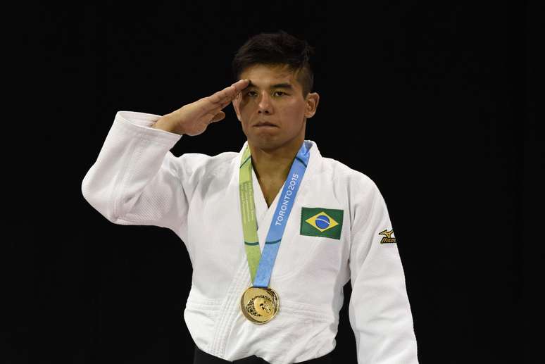 Boa parte da equipe do judô, que conquistou 13 medalhas, prestou continência no pódio em Toronto