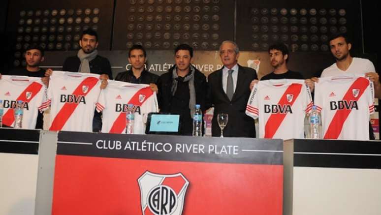 Viudez, Lucho, Saviola, Aimar e Bertolo foram apresentados juntos