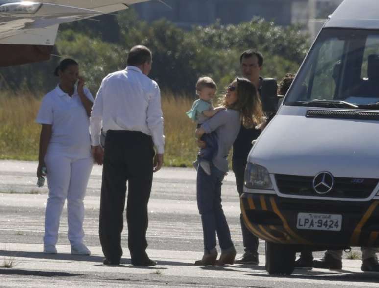 Rosto de filho de Sandy é visto pela primeira vez