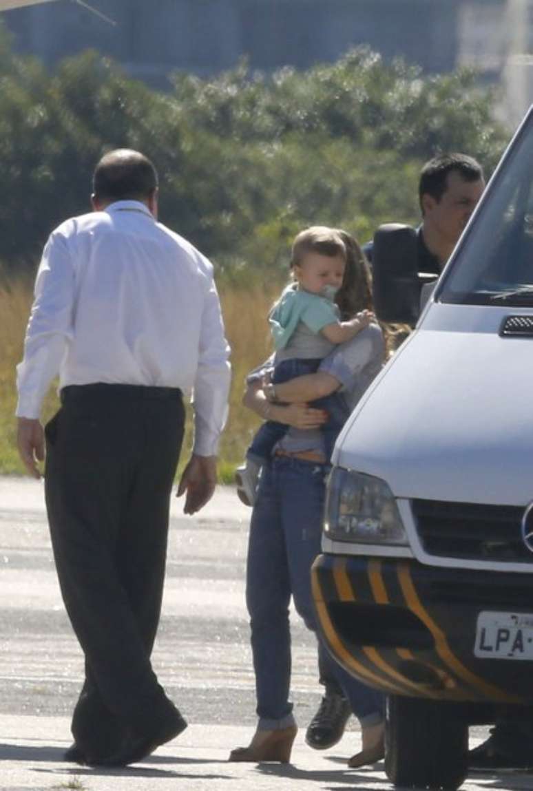 Rosto de filho de Sandy é visto pela primeira vez