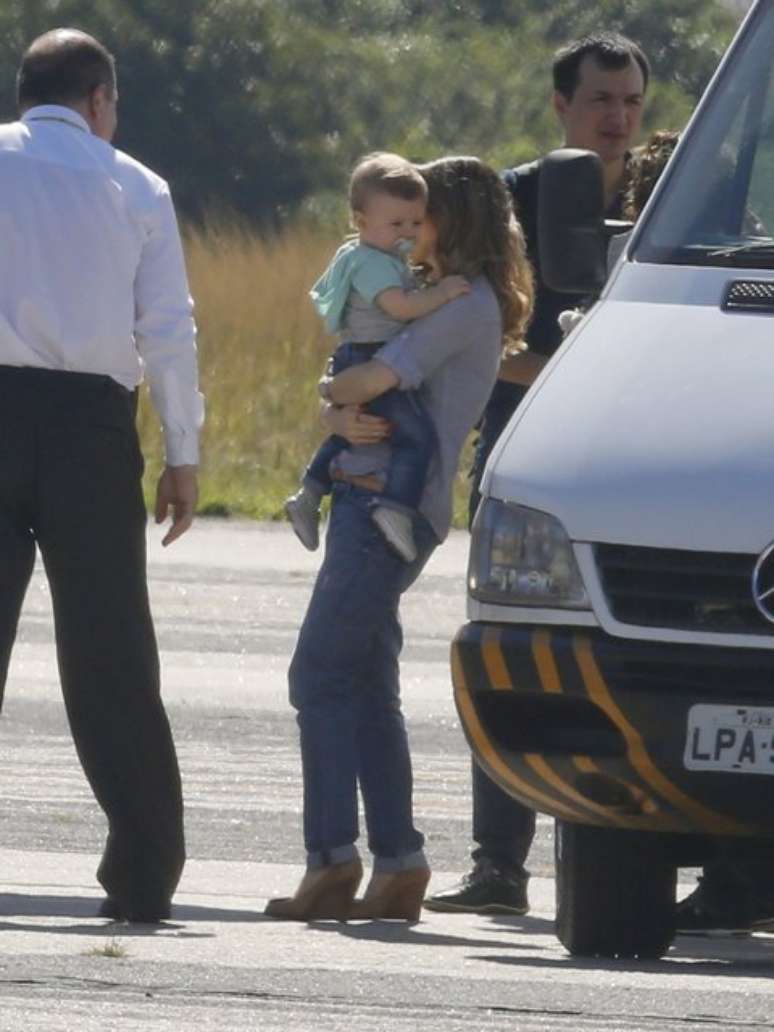 Rosto de filho de Sandy é visto pela primeira vez