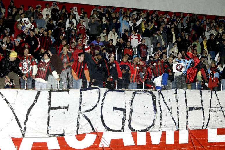 Torcida do Atlético-PR protesta no Beira-Rio por não ter conseguido mandar a primeira final na Arena da Baixada