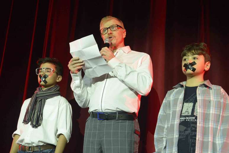 Miguel Falabella l&ecirc; manifesto contra decis&atilde;o de juiz que proibiu atua&ccedil;&atilde;o no musical dos atores-mirins Matheus Braga, de 13 anos, e Kaleb Figueiredo, 10