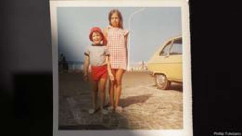 Na foto Polaroid, Phillip aparece ao lado da irmã, Claudia Toledano, em férias no Marrocos