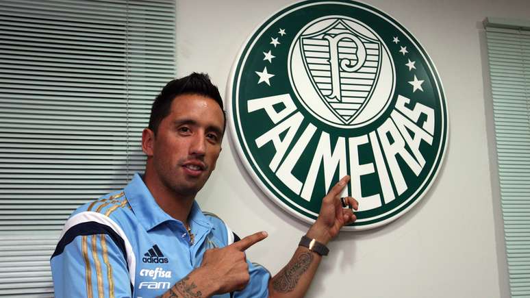 Lucas Barrios é o mais novo reforço do Palmeiras para 2015