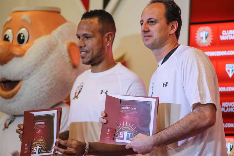 Rogério Ceni e Luís Fabiano durante lançamento do programa sócio-torcedor