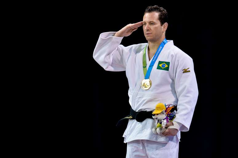Experiente judoca Tiago Camilo também aderiu à continência na hora do Hino Nacional