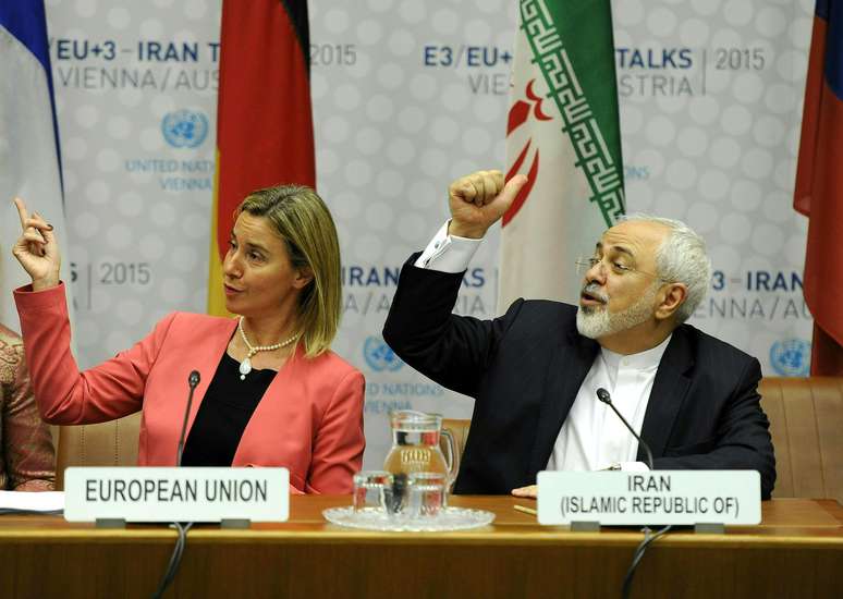 O chefe da diplomacia europeia , Federica Mogherini (esquerda) e ministro das Relações Exteriores do Irã, Mohammad Javad Zarif , participar de uma conferência sobre o programa nuclear do Irã em Viena