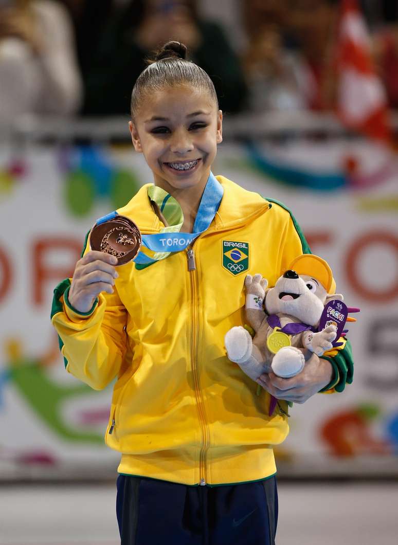 Flavia Saraiva exibe seu bronze conquistado na prova do individual geral