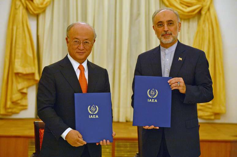 Diretor geral da Agência Internacional de Energia Atômica (AIEA), Yukiya Amano, e vice-presidente iraniano, Ali Akhbar Salehi, assinam acordo sobre programa nuclear iraniano