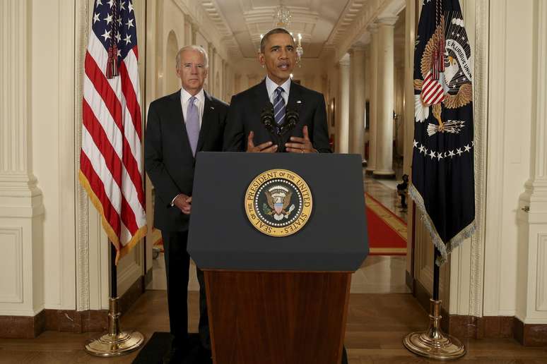 Acompanhado de seu vice, Barack Obama disse que vetará "qualquer lei que se oponha" às negociações com o Irã