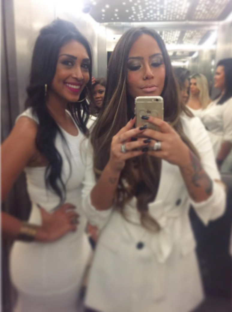 A ex-BBB Amanda e Rafaella Santos, irmã de Neymar, fazem selfie durante a festa de Nego do Borel no Rio