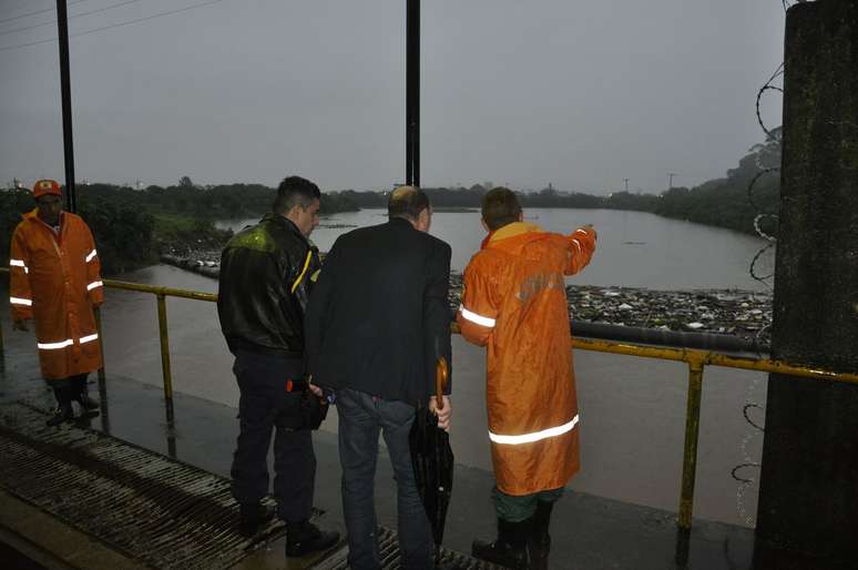 Equipes monitoram o nível do rio dos Sinos em Novo Hamburgo