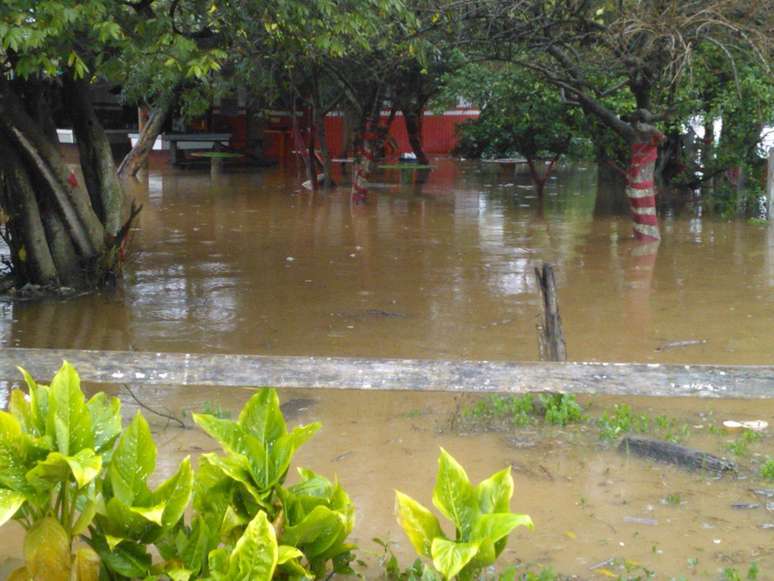 Rua alagada em um dos bairros de São Leopoldo