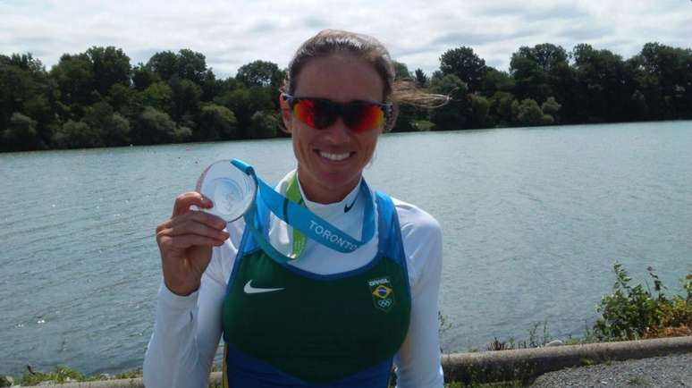 Fabiana Beltrame posa com a medalha de prata conquistada no Pan