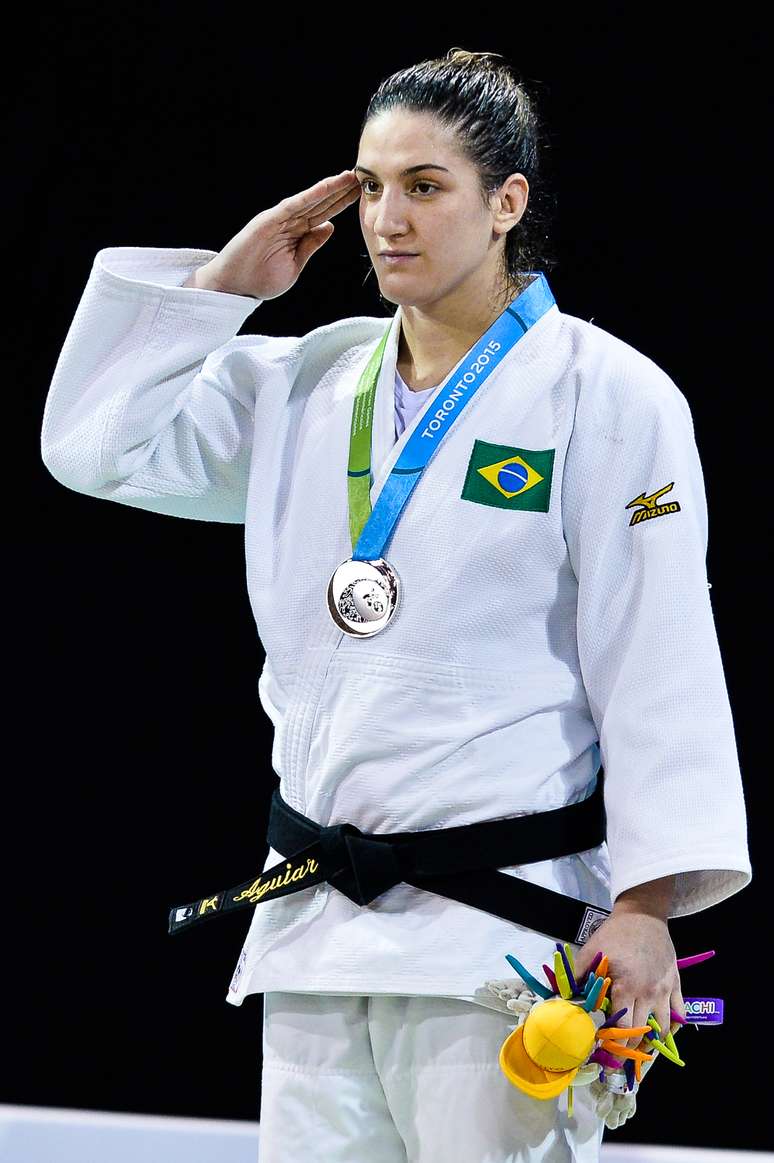 Mayra Aguiar recebeu a prata após derrota para Kayla Harrison e também fez o gesto no pódio