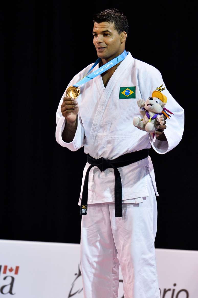 Luciano Corrêa exibe sua medalha de ouro