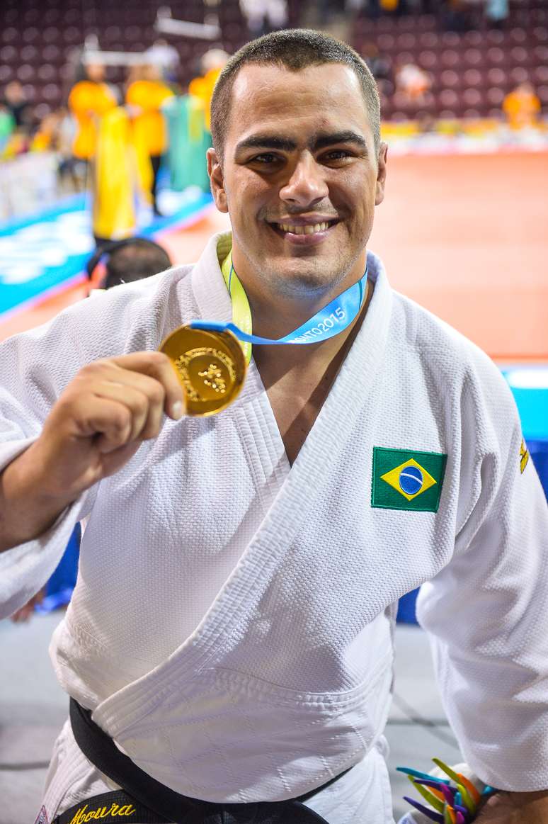 David Moura exibe sua medalha de ouro dos pesados