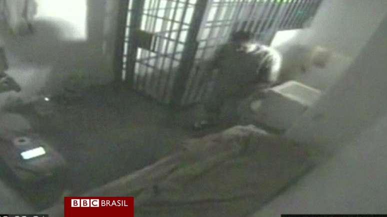 Imagens de circuito fechado de vídeo mostram o momento em que o traficante Joaquín &#034;El Chapo&#034; Guzmán escapou de uma prisão de segurança máxima