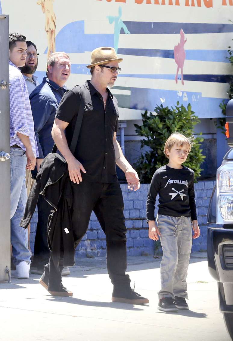 Angelina Jolie, Brad Pitt e filhos comemoram aniversário de gêmeos na Califórnia