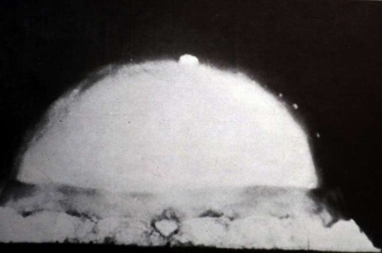Explosão da primeira bomba atômica, nomeada de Teste Trinity, no deserto Jornada Del Muerto, no Novo México, em 16 de julho de 1945